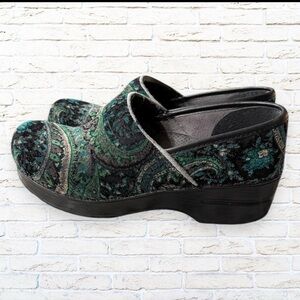 Dansko Vegan Green Black Floral Paisley Print Tapestry Velvet Clogs Size 37 EU
